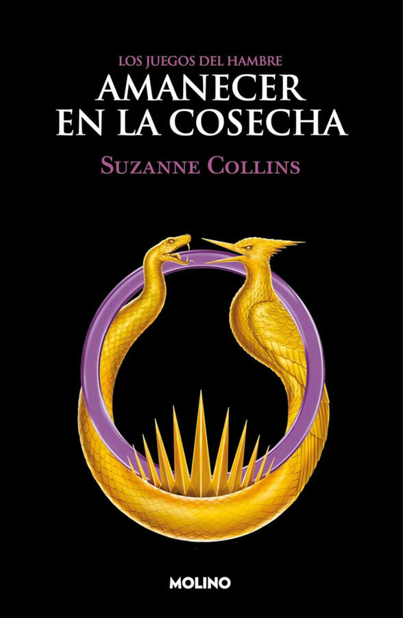 Cubierta de Amanecer en la cosecha, de Suzanne Collins. Es negra, con el título en mayúsculas y blanco, con las palabras "Los Juegos del Hambre" encima, en morado, y el nombre de la autora debajo, también en morado. Sale un símbolo dorado con forma de pein